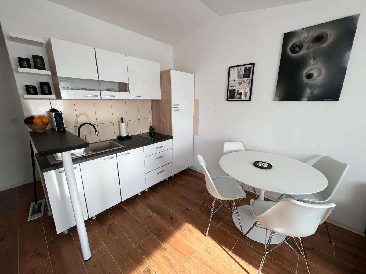 Apartment Mona Vir Bagian luar foto