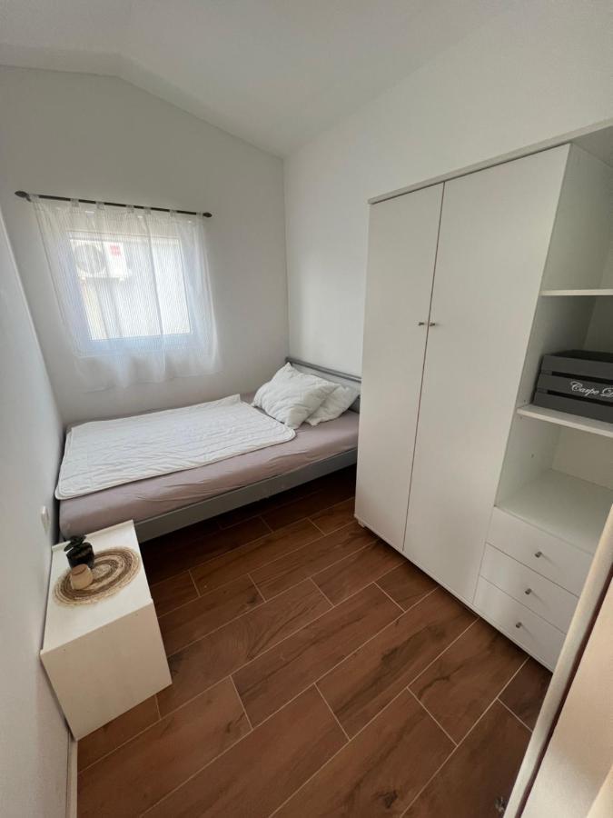 Apartment Mona Vir Bagian luar foto